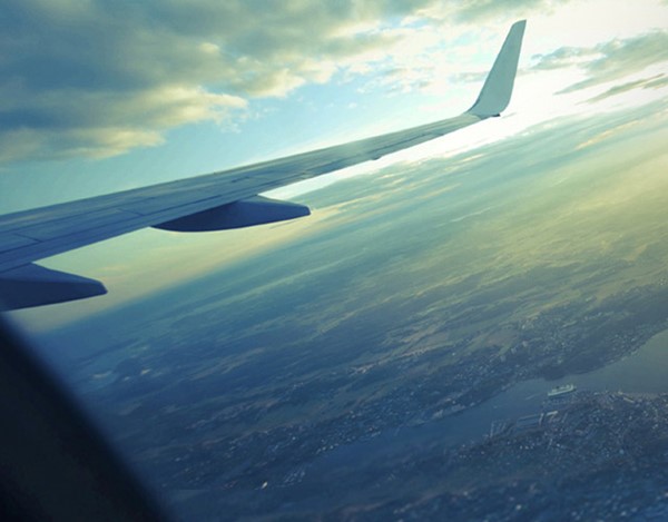 ala de un avión mirando hacia el horizonte